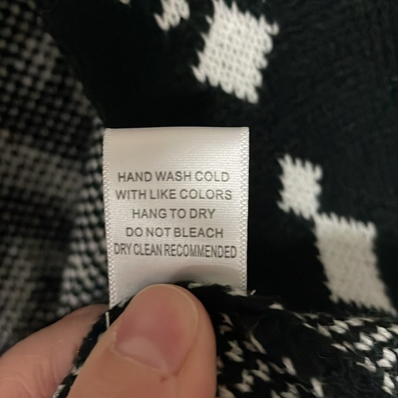 Blue Buttercup size large black and white Aztec cardigan with pockets - Picture 6 of 9